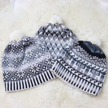 Load image into Gallery viewer, Colorful pom-pom hat