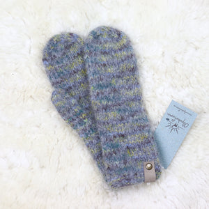 Warm mittens with dog wool