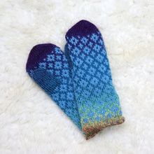 Load image into Gallery viewer, Patterned mittens for children (2-3 years)
