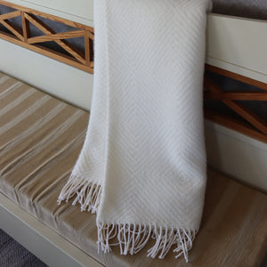 Rombimustriga pleed