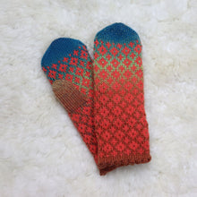 Load image into Gallery viewer, Patterned mittens for children (4-6 years)
