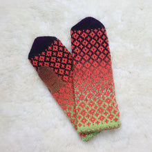 Load image into Gallery viewer, Patterned mittens for children (10-13 years)
