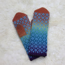 Load image into Gallery viewer, Patterned mittens for children (7-9 years)
